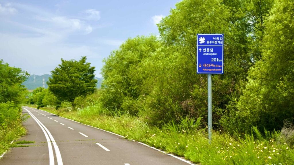 A picture of Nakdonggang Bicycle Path (낙동강자전거길) along Nakdong River in Dalseong County, South Korea.