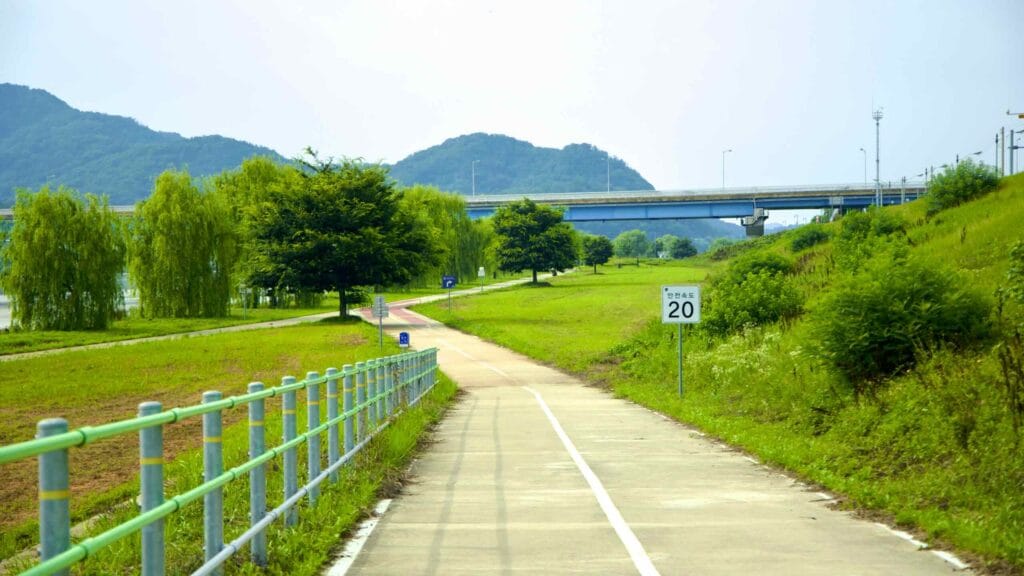 A picture of Patriotic Park (호국공원) near the Bridge of Patriotism (호국의다리) in Waegwan Town along the Nakdonggang Bike Path.