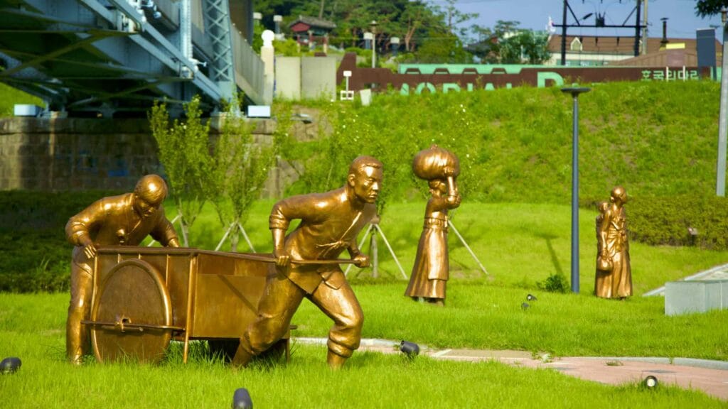 A picture of Patriotic Park (호국공원) near the Bridge of Patriotism (호국의다리) in Waegwan Town along the Nakdonggang Bike Path.