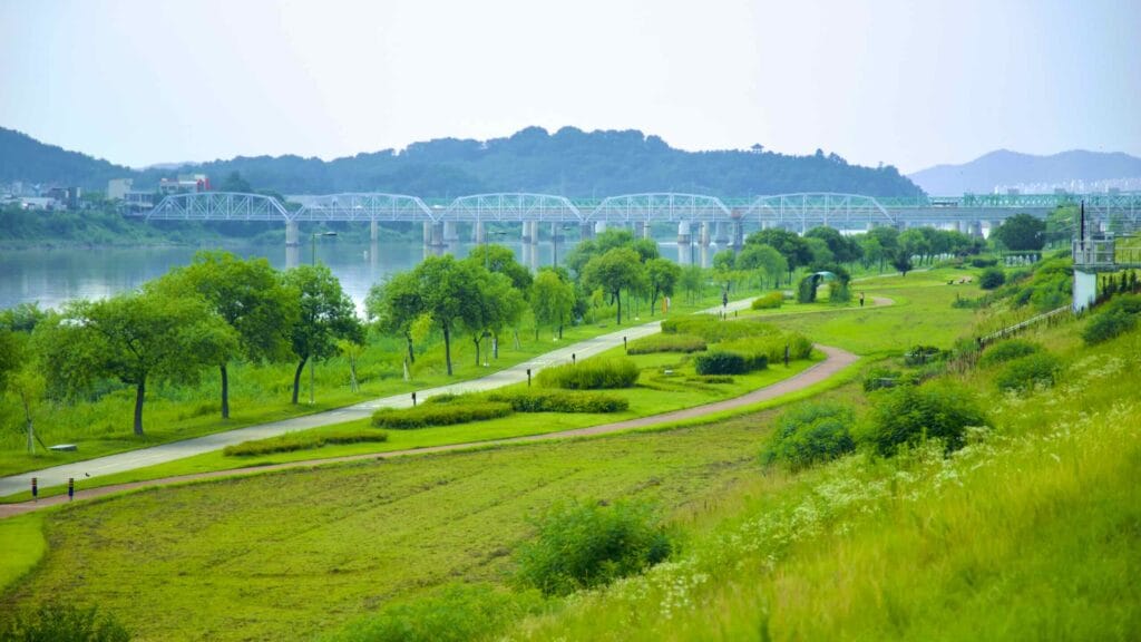 A picture of Patriotic Park (호국공원) near the Bridge of Patriotism (호국의다리) in Waegwan Town along the Nakdonggang Bike Path.
