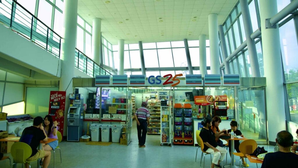 A picture of a convenience store in Chilgok Weir (칠곡보) in Waegwan Town (왜관읍) along the Nakdonggang Bike Path.
