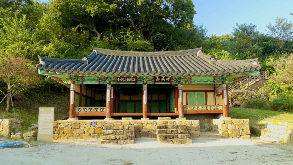 A picture of Daepung Pavilion (대풍헌) in Gusan Port (구산항) along the Gyeongbuk (East Coast) Bicycle Path (동해안자전거길 (경북)) in Uljin County (울진군), South Korea.