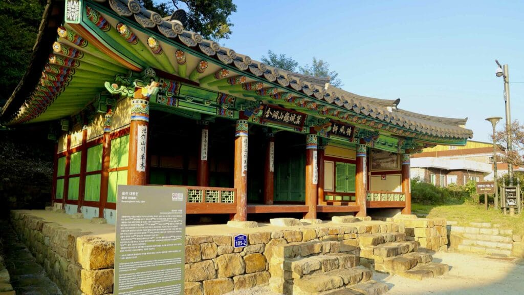 A picture of Daepung Pavilion (대풍헌) in Gusan Port (구산항) along the Gyeongbuk (East Coast) Bicycle Path (동해안자전거길 (경북)) in Uljin County (울진군), South Korea.