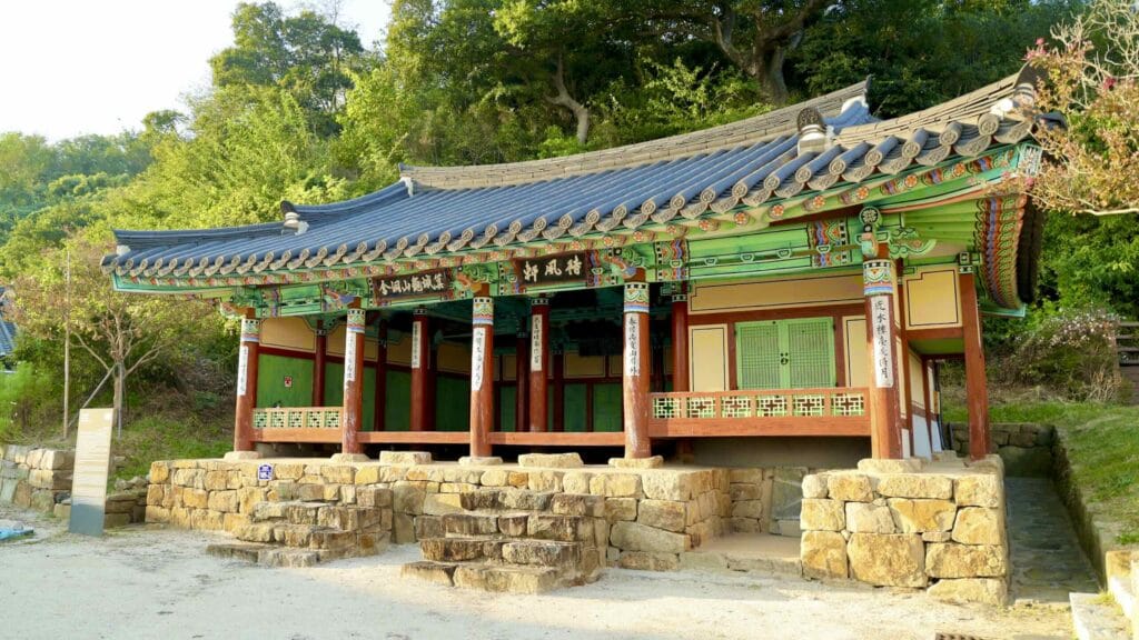 A picture of Daepung Pavilion (대풍헌) in Gusan Port (구산항) along the Gyeongbuk (East Coast) Bicycle Path (동해안자전거길 (경북)) in Uljin County (울진군), South Korea.