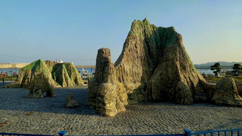 A picture of Gusan Port (구산항) along the Gyeongbuk (East Coast) Bicycle Path (동해안자전거길 (경북)) in Uljin County (울진군), South Korea.