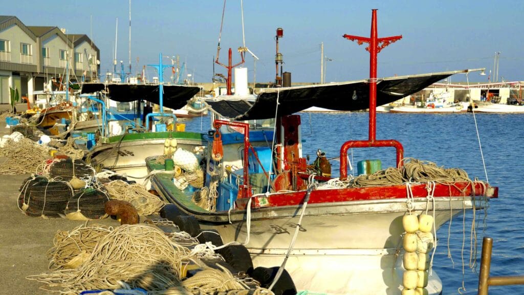 A picture of Gusan Port (구산항) along the Gyeongbuk (East Coast) Bicycle Path (동해안자전거길 (경북)) in Uljin County (울진군), South Korea.