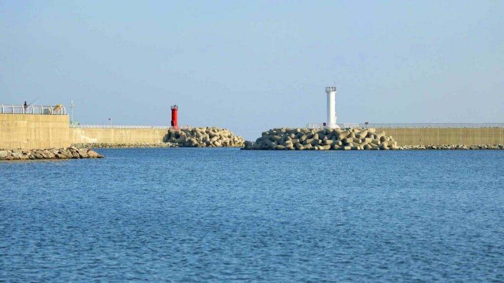 A picture of Gusan Port (구산항) along the Gyeongbuk (East Coast) Bicycle Path (동해안자전거길 (경북)) in Uljin County (울진군), South Korea.