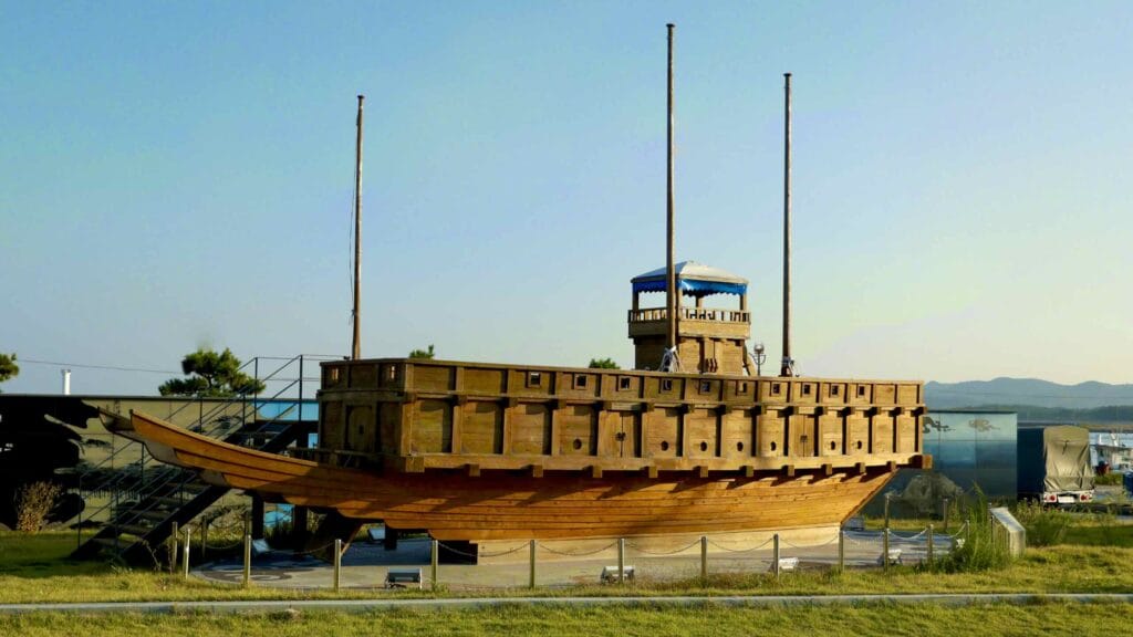 A picture of Gusan Port (구산항) along the Gyeongbuk (East Coast) Bicycle Path (동해안자전거길 (경북)) in Uljin County (울진군), South Korea.