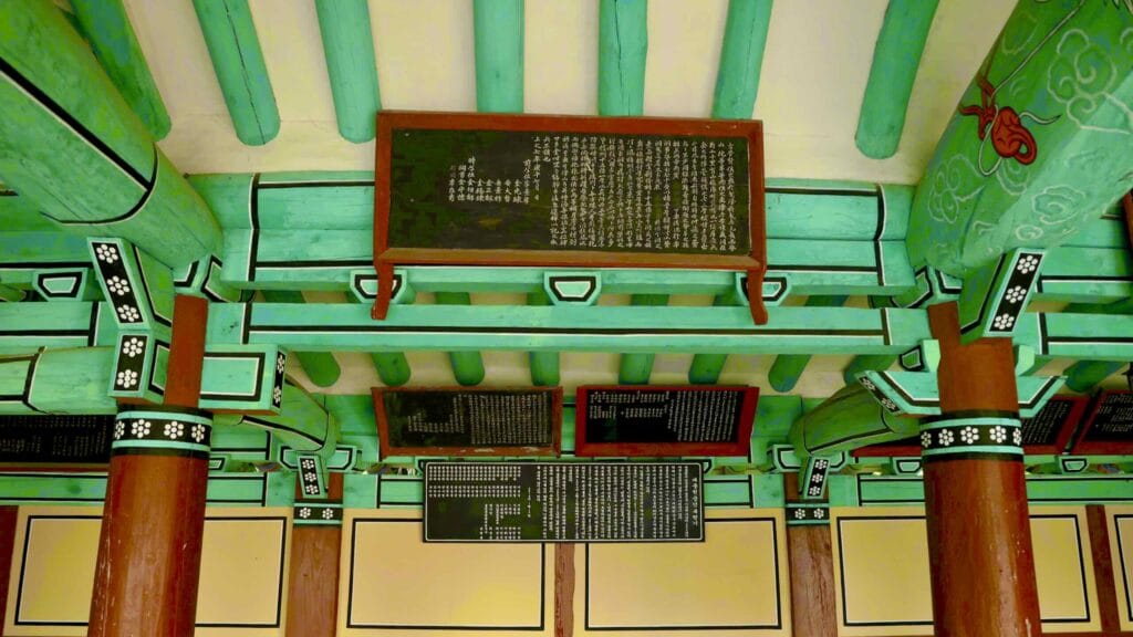 A picture of Daepung Pavilion (대풍헌) in Gusan Port (구산항) along the Gyeongbuk (East Coast) Bicycle Path (동해안자전거길 (경북)) in Uljin County (울진군), South Korea.
