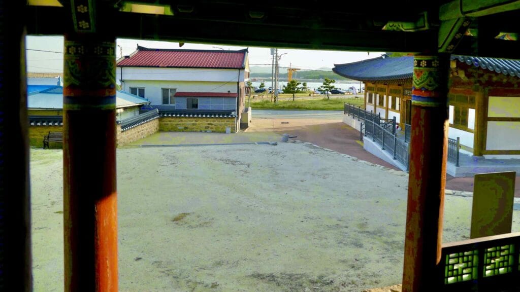 A picture of Daepung Pavilion (대풍헌) in Gusan Port (구산항) along the Gyeongbuk (East Coast) Bicycle Path (동해안자전거길 (경북)) in Uljin County (울진군), South Korea.