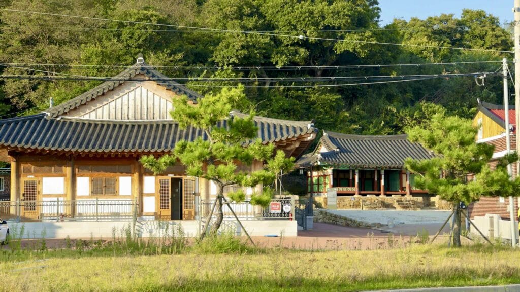 A picture of Daepung Pavilion (대풍헌) in Gusan Port (구산항) along the Gyeongbuk (East Coast) Bicycle Path (동해안자전거길 (경북)) in Uljin County (울진군), South Korea.