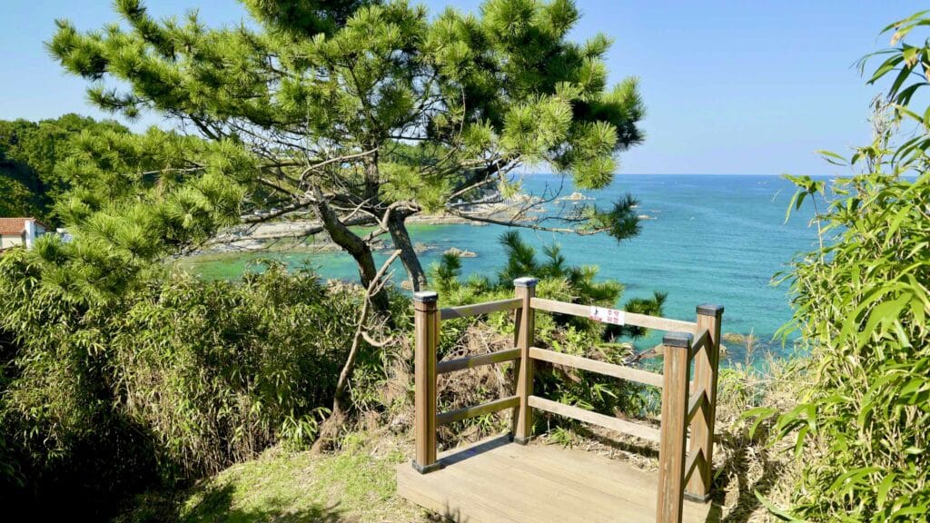A picture of the “Dragon's Dream Path” (용의 꿈길) on the Jukbyeon Cape (죽변곶) in Jukbyeon Port (죽변항) along the Gyeongbuk (East Coast) Bicycle Path (동해안자전거길 (경북)) in Uljin County (울진군), South Korea.