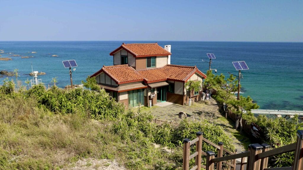 A picture of the Into the Storm Set (폭풍속으로 세트장) on the Jukbyeon Cape (죽변곶) in Jukbyeon Port (죽변항) along the Gyeongbuk (East Coast) Bicycle Path (동해안자전거길 (경북)) in Uljin County (울진군), South Korea.