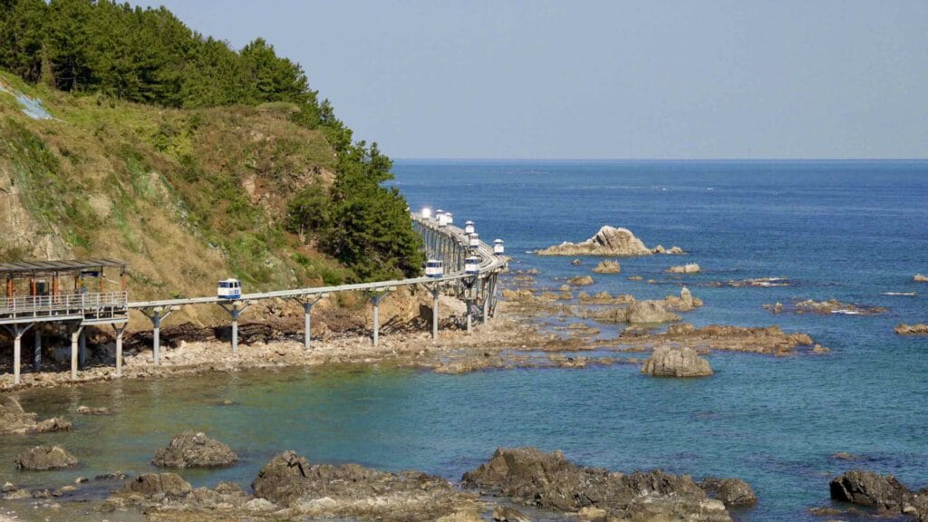 A picture of Jukbyeon Coast Skyrail (죽변해안스카이레일) on Jukbyeon Cape (죽변곶) in Jukbyeon Port (죽변항) along the Gyeongbuk (East Coast) Bicycle Path (동해안자전거길 (경북)) in Uljin County (울진군), South Korea.