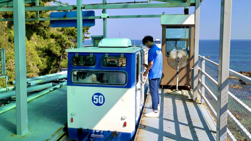 A picture of Jukbyeon Coast Skyrail (죽변해안스카이레일) on Jukbyeon Cape (죽변곶) in Jukbyeon Port (죽변항) along the Gyeongbuk (East Coast) Bicycle Path (동해안자전거길 (경북)) in Uljin County (울진군), South Korea.