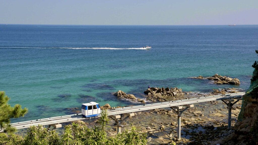 A picture of Jukbyeon Coast Skyrail (죽변해안스카이레일) on Jukbyeon Cape (죽변곶) in Jukbyeon Port (죽변항) along the Gyeongbuk (East Coast) Bicycle Path (동해안자전거길 (경북)) in Uljin County (울진군), South Korea.