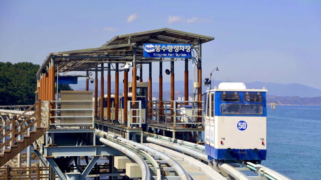 A picture of Jukbyeon Coast Skyrail (죽변해안스카이레일) on Jukbyeon Cape (죽변곶) in Jukbyeon Port (죽변항) along the Gyeongbuk (East Coast) Bicycle Path (동해안자전거길 (경북)) in Uljin County (울진군), South Korea.