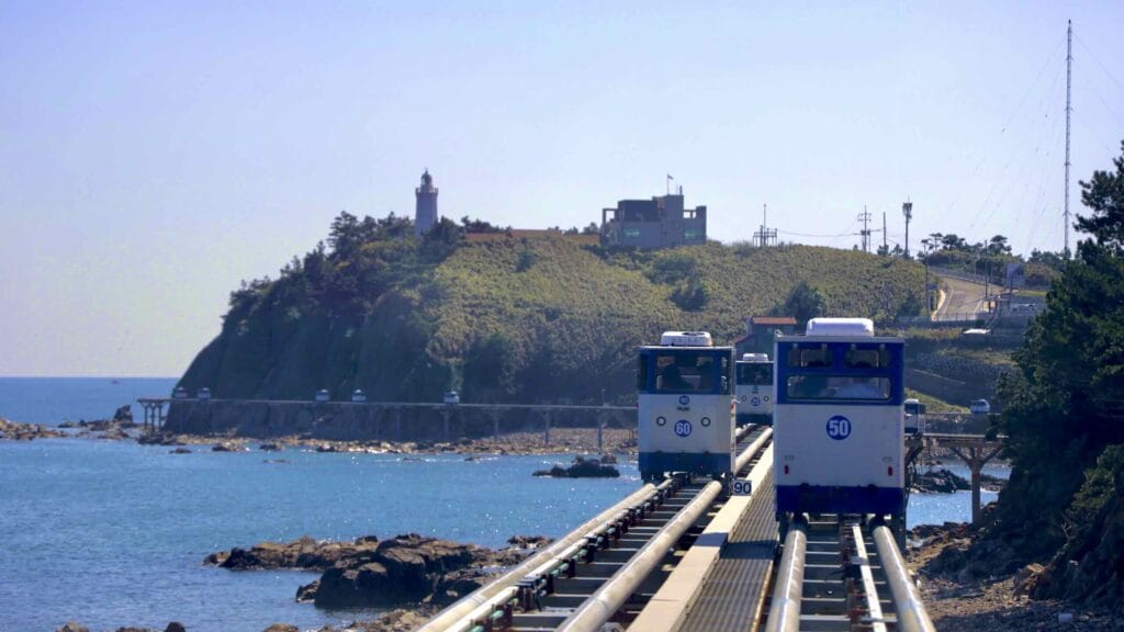 A picture of Jukbyeon Coast Skyrail (죽변해안스카이레일) on Jukbyeon Cape (죽변곶) in Jukbyeon Port (죽변항) along the Gyeongbuk (East Coast) Bicycle Path (동해안자전거길 (경북)) in Uljin County (울진군), South Korea.