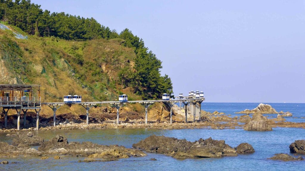 A picture of Jukbyeon Coast Skyrail (죽변해안스카이레일) on Jukbyeon Cape (죽변곶) in Jukbyeon Port (죽변항) along the Gyeongbuk (East Coast) Bicycle Path (동해안자전거길 (경북)) in Uljin County (울진군), South Korea.
