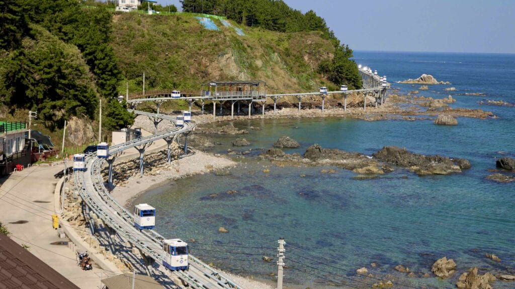A picture of “Heart Beach” (하트 해변) on the Jukbyeon Cape (죽변곶) in Jukbyeon Port (죽변항) along the Gyeongbuk (East Coast) Bicycle Path (동해안자전거길 (경북)) in Uljin County (울진군), South Korea.