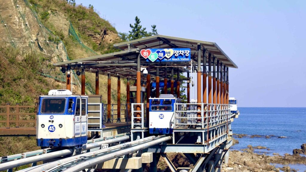A picture of “Heart Beach” (하트 해변) on the Jukbyeon Cape (죽변곶) in Jukbyeon Port (죽변항) along the Gyeongbuk (East Coast) Bicycle Path (동해안자전거길 (경북)) in Uljin County (울진군), South Korea.