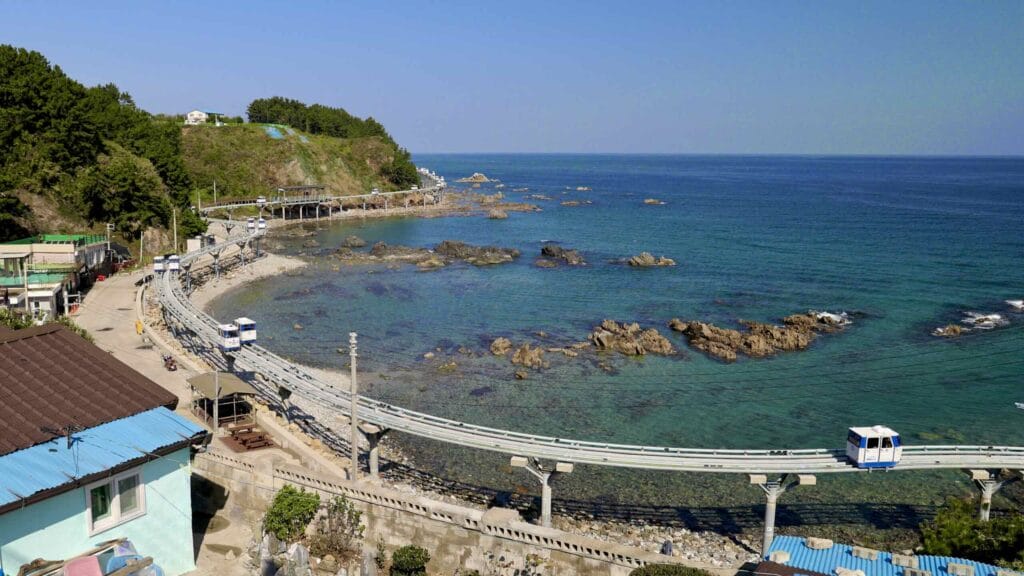 A picture of “Heart Beach” (하트 해변) on the Jukbyeon Cape (죽변곶) in Jukbyeon Port (죽변항) along the Gyeongbuk (East Coast) Bicycle Path (동해안자전거길 (경북)) in Uljin County (울진군), South Korea.