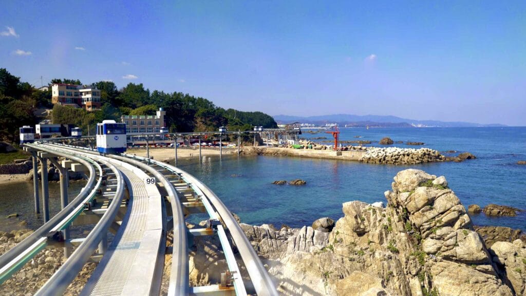 A picture of Jukbyeon Coast Skyrail (죽변해안스카이레일) on Jukbyeon Cape (죽변곶) in Jukbyeon Port (죽변항) along the Gyeongbuk (East Coast) Bicycle Path (동해안자전거길 (경북)) in Uljin County (울진군), South Korea.