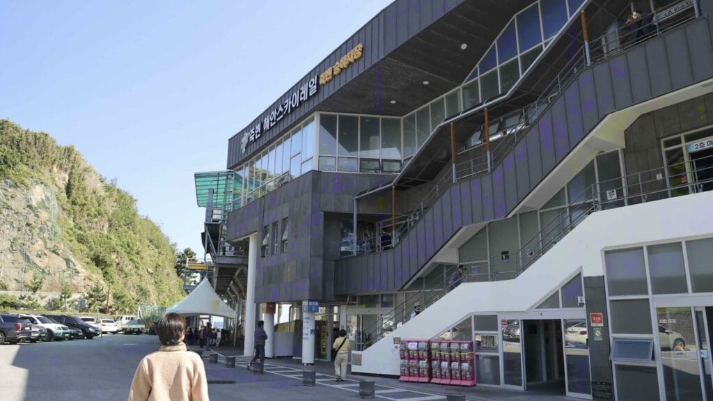 A picture of Jukbyeon Coast Skyrail (죽변해안스카이레일) on Jukbyeon Cape (죽변곶) in Jukbyeon Port (죽변항) along the Gyeongbuk (East Coast) Bicycle Path (동해안자전거길 (경북)) in Uljin County (울진군), South Korea.