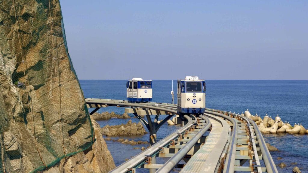 A picture of Jukbyeon Coast Skyrail (죽변해안스카이레일) on Jukbyeon Cape (죽변곶) in Jukbyeon Port (죽변항) along the Gyeongbuk (East Coast) Bicycle Path (동해안자전거길 (경북)) in Uljin County (울진군), South Korea.
