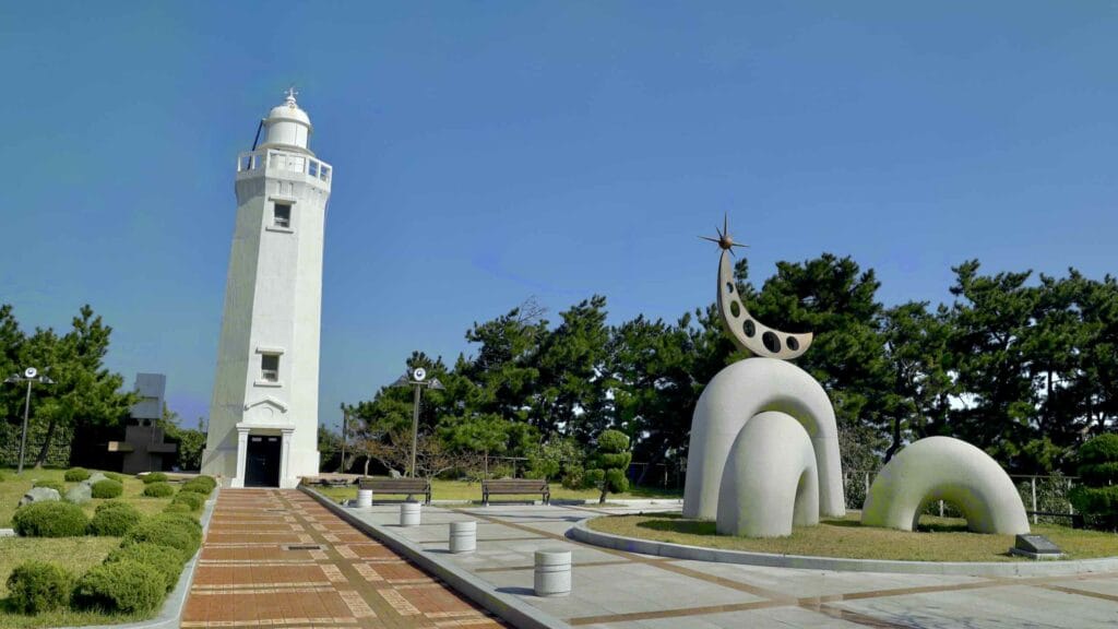 A picture of the Jukbyeon Lighthouse (죽변등대) on the Jukbyeon Cape (죽변곶) in Jukbyeon Port (죽변항) along the Gyeongbuk (East Coast) Bicycle Path (동해안자전거길 (경북)) in Uljin County (울진군), South Korea.