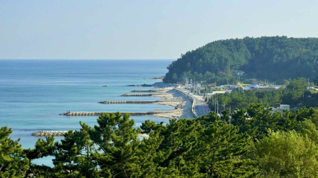 A picture of Uljin County Coastline at Mangyang Pavilion Sunrise Square (망양정해맞이광장) along the Gyeongbuk (East Coast) Bicycle Path (동해안자전거길 (경북)) in Uljin County (울진군), South Korea.