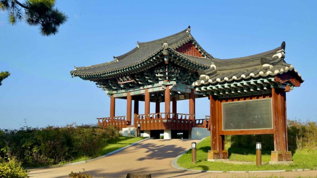 A picture of Mangyang Pavilion (망양정) along the Gyeongbuk (East Coast) Bicycle Path (동해안자전거길 (경북)) in Uljin County (울진군), South Korea.