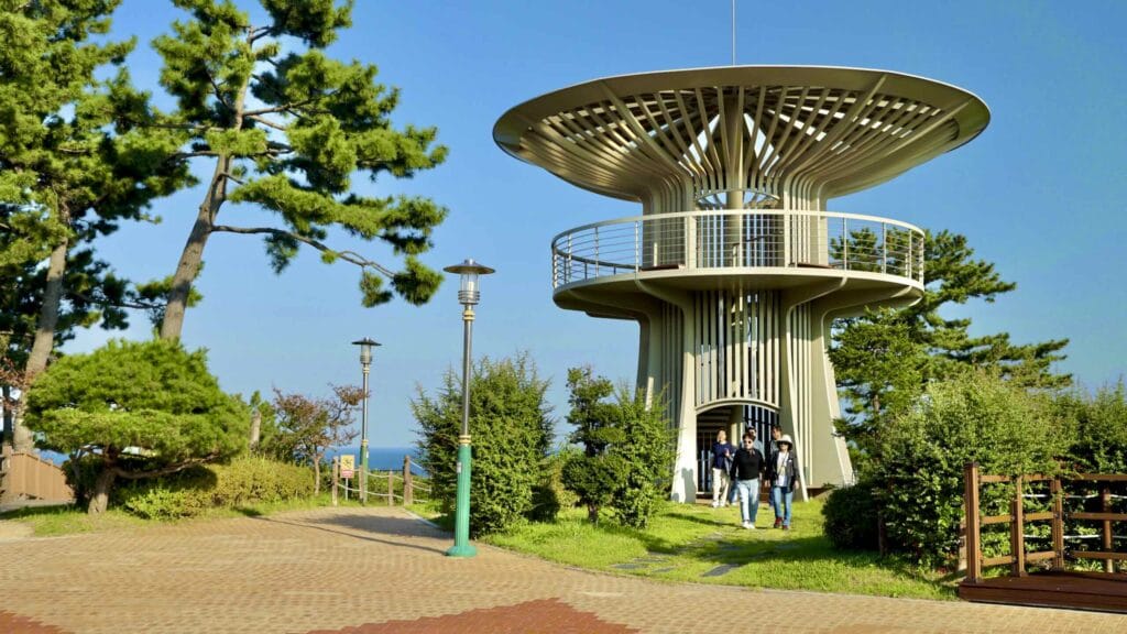 A picture of the walk-up observatory at Mangyang Pavilion Sunrise Square (망양정해맞이광장) along the Gyeongbuk (East Coast) Bicycle Path (동해안자전거길 (경북)) in Uljin County (울진군), South Korea.