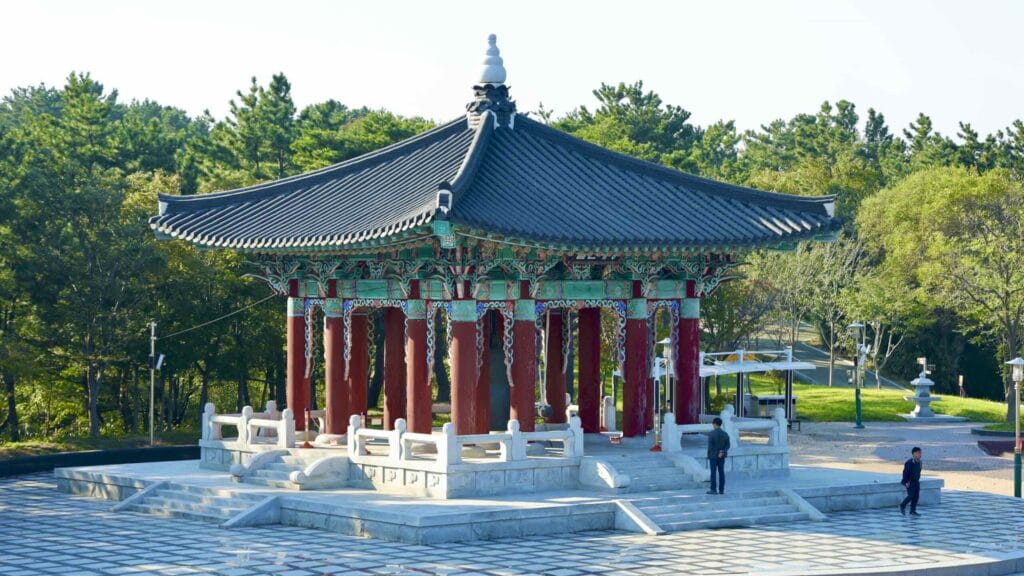 A picture of the Uljin Daejong Bell (울진대종) at Mangyang Pavilion Sunrise Square (망양정해맞이광장) along the Gyeongbuk (East Coast) Bicycle Path (동해안자전거길 (경북)) in Uljin County (울진군), South Korea.