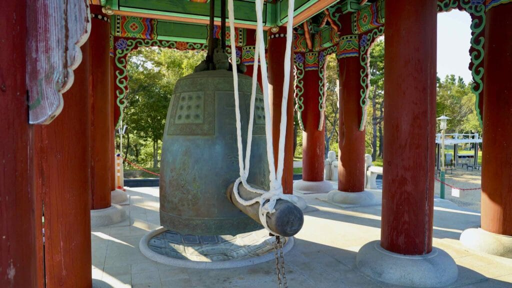 A picture of the Uljin Daejong Bell (울진대종) at Mangyang Pavilion Sunrise Square (망양정해맞이광장) along the Gyeongbuk (East Coast) Bicycle Path (동해안자전거길 (경북)) in Uljin County (울진군), South Korea.