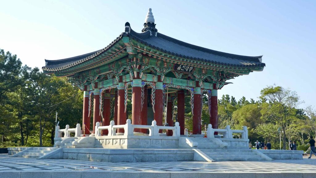 A picture of the Uljin Daejong Bell (울진대종) at Mangyang Pavilion Sunrise Square (망양정해맞이광장) along the Gyeongbuk (East Coast) Bicycle Path (동해안자전거길 (경북)) in Uljin County (울진군), South Korea.
