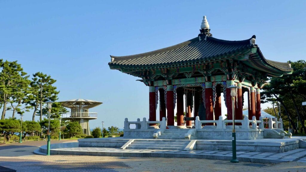 A picture of the Uljin Daejong Bell (울진대종) at Mangyang Pavilion Sunrise Square (망양정해맞이광장) along the Gyeongbuk (East Coast) Bicycle Path (동해안자전거길 (경북)) in Uljin County (울진군), South Korea.