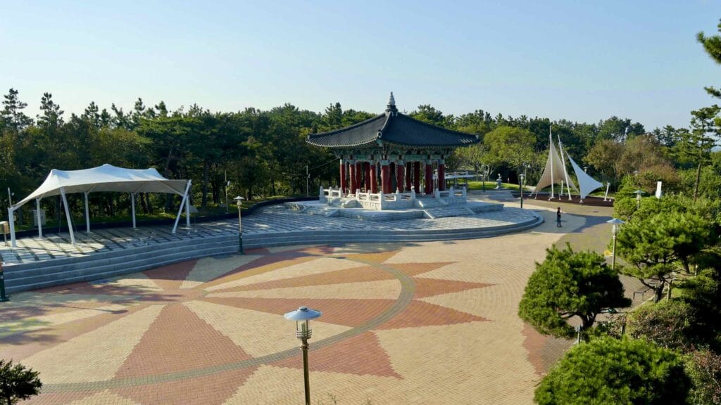 A picture of Mangyang Pavilion Sunrise Square (망양정해맞이광장) along the Gyeongbuk (East Coast) Bicycle Path (동해안자전거길 (경북)) in Uljin County (울진군), South Korea.