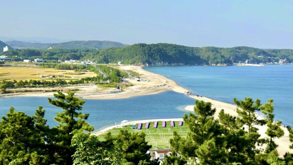 A picture of Wangpi Stream (왕피천) along the Gyeongbuk (East Coast) Bicycle Path (동해안자전거길 (경북)) in Uljin County (울진군), South Korea.