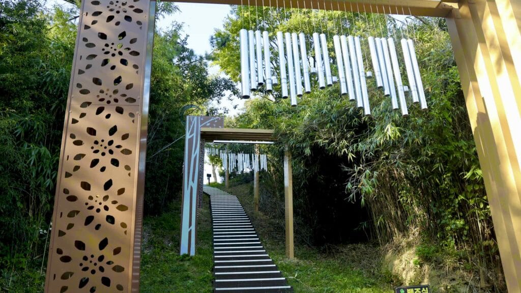 A picture of Mangyang Pavilion (망양정) along the Gyeongbuk (East Coast) Bicycle Path (동해안자전거길 (경북)) in Uljin County (울진군), South Korea.