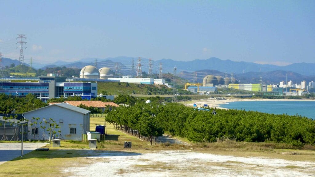 A picture of the Hanul Nuclear Power Plant (한울원자력발전소) in Jukbyeon Port (죽변항) along the Gyeongbuk (East Coast) Bicycle Path (동해안자전거길 (경북)) in Uljin County (울진군), South Korea.