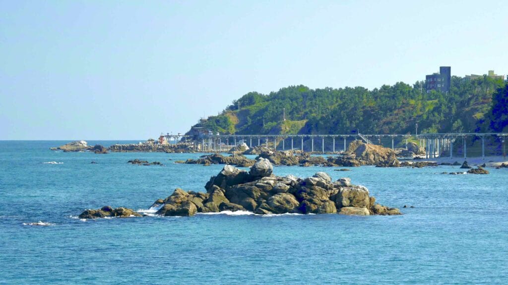 A picture of Jukbyeon Coast Skyrail (죽변해안스카이레일) on Jukbyeon Cape (죽변곶) in Jukbyeon Port (죽변항) along the Gyeongbuk (East Coast) Bicycle Path (동해안자전거길 (경북)) in Uljin County (울진군), South Korea.