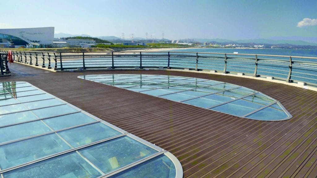 A picture of the National Maritime Science Museum (국립해양과학관) in Jukbyeon Port (죽변항) along the Gyeongbuk (East Coast) Bicycle Path (동해안자전거길 (경북)) in Uljin County (울진군), South Korea.