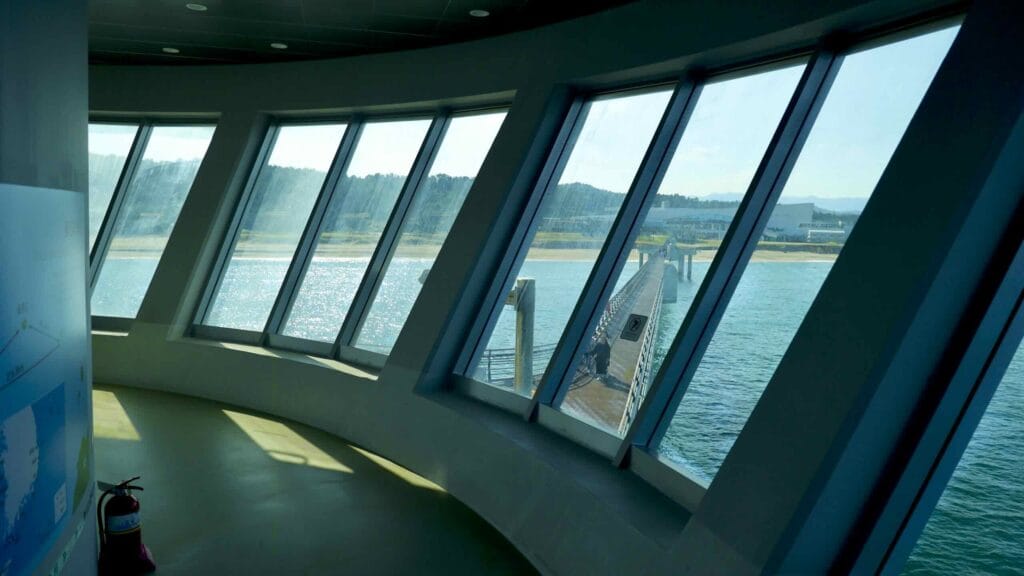 A picture of the National Maritime Science Museum (국립해양과학관) in Jukbyeon Port (죽변항) along the Gyeongbuk (East Coast) Bicycle Path (동해안자전거길 (경북)) in Uljin County (울진군), South Korea.