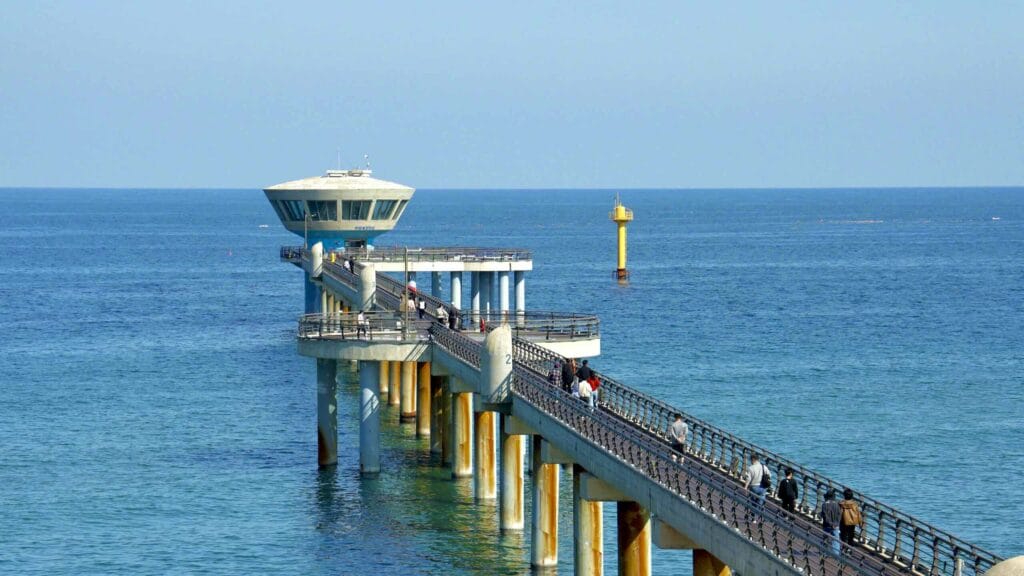 A picture of the National Maritime Science Museum (국립해양과학관) in Jukbyeon Port (죽변항) along the Gyeongbuk (East Coast) Bicycle Path (동해안자전거길 (경북)) in Uljin County (울진군), South Korea.