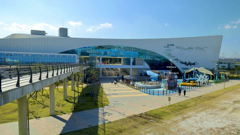 A picture of the National Maritime Science Museum (국립해양과학관) in Jukbyeon Port (죽변항) along the Gyeongbuk (East Coast) Bicycle Path (동해안자전거길 (경북)) in Uljin County (울진군), South Korea.