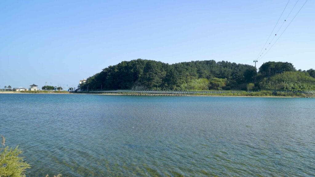 A picture of the hill where Mangyang Pavilion (망양정) sits along the Gyeongbuk (East Coast) Bicycle Path (동해안자전거길 (경북)) in Uljin County (울진군), South Korea.