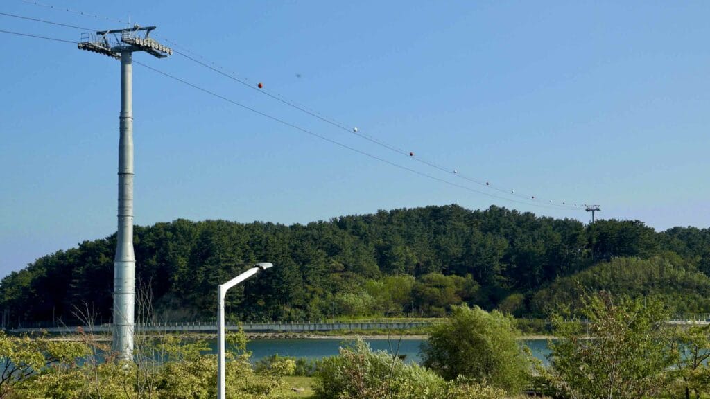 A picture of Wangpi Stream Cable Car (왕피천케이블카) at Uljin Wangpi Stream Eco Park (울진왕피천생태공원) along the Gyeongbuk (East Coast) Bicycle Path (동해안자전거길 (경북)) in Uljin County (울진군), South Korea.