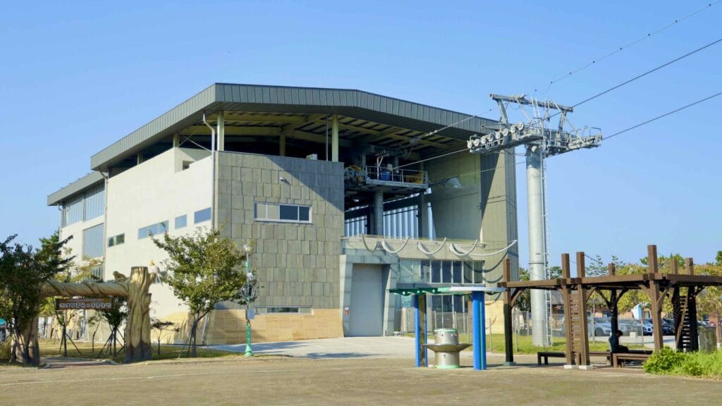A picture of Wangpi Stream Cable Car (왕피천케이블카) at Uljin Wangpi Stream Eco Park (울진왕피천생태공원) along the Gyeongbuk (East Coast) Bicycle Path (동해안자전거길 (경북)) in Uljin County (울진군), South Korea.