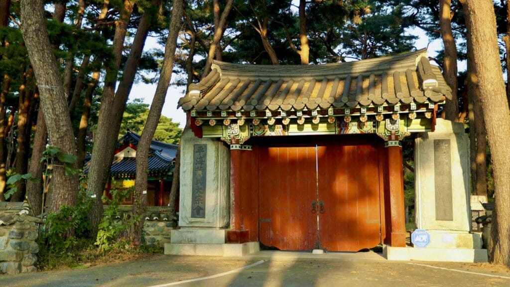 A picture of Wolsong Pavilion (월송정) along the Gyeongbuk (East Coast) Bicycle Path (동해안자전거길 (경북)) in Uljin County (울진군), South Korea.